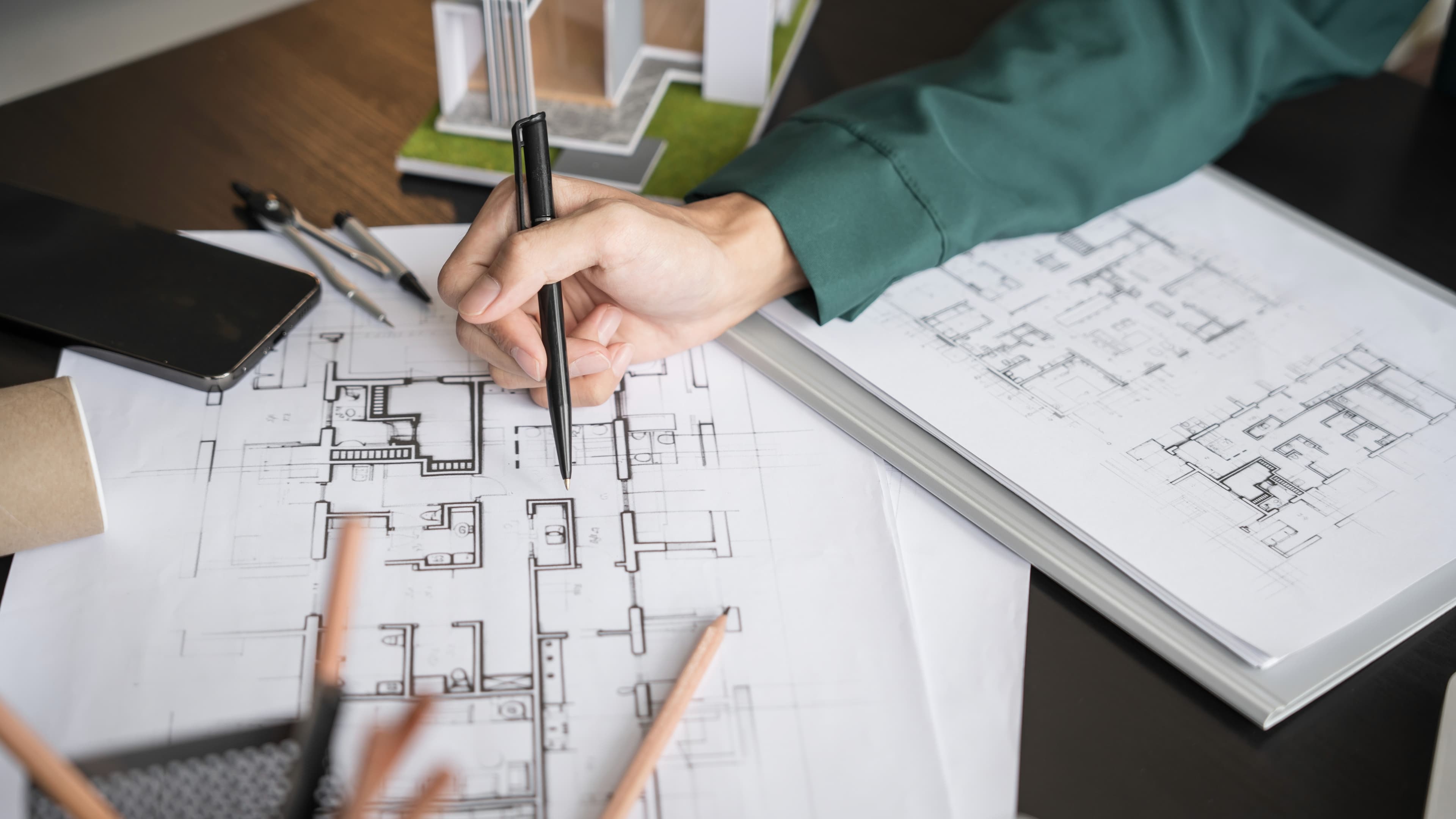 Symbolbild Planung — Architekt mit Grundriss